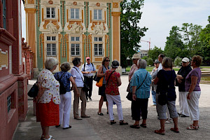 Vor dem Schloss