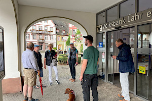 Unser Führer (links) mit einem Teil der Gruppe, Foto: BP